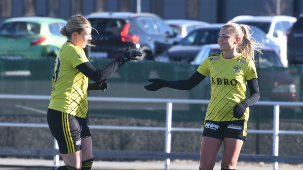 Frida Pöder firar med Nathalie Johansson som missar helgens match mot Jönköpings Södra på grund av avstängning. Frida själv finns med och är taggad inför uppgiften. 