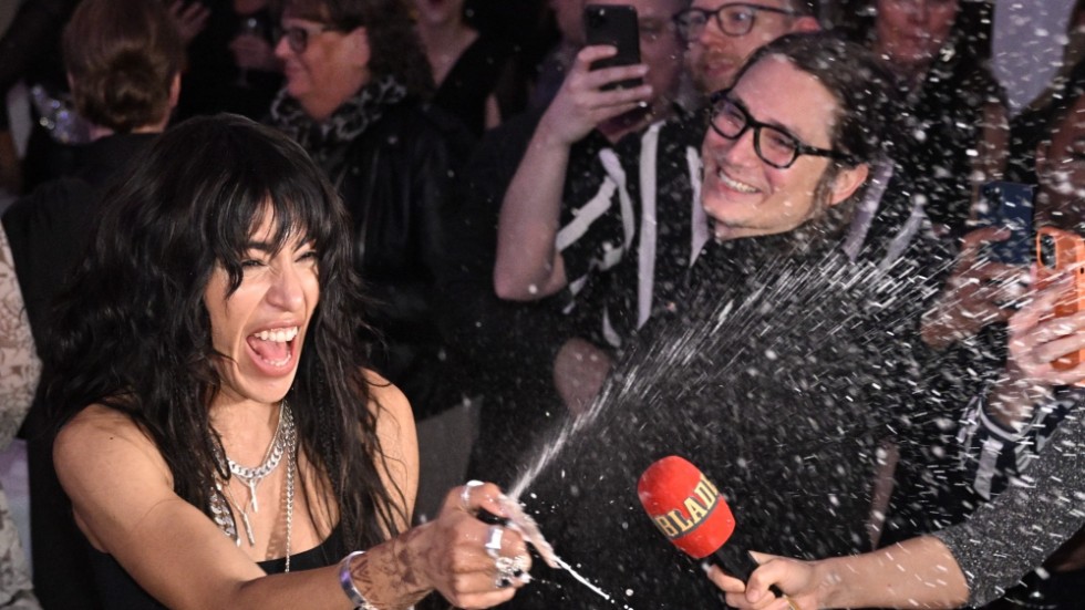 Loreen Talhaoui firar finalplatsen med champagne på efterfesten efter den fjärde deltävlingen av Melodifestivalen .