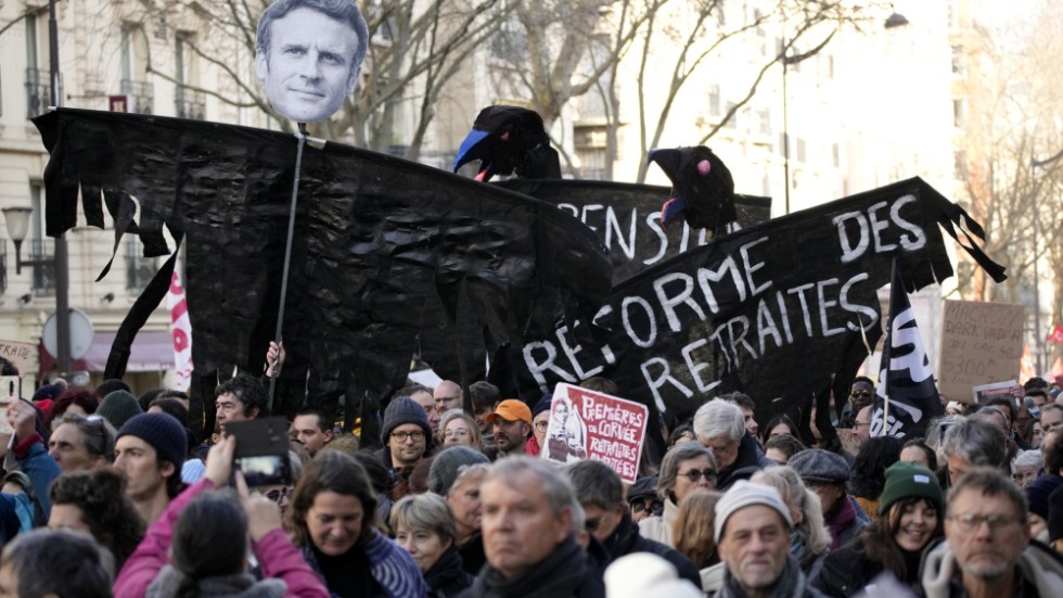Demonstranter på Paris gator som protesterar mot regeringens planer på att höja pensionsåldern.