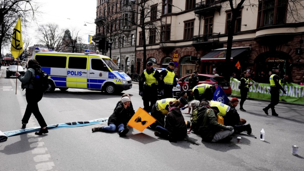 Medlemmar från Extinction Rebellion blockerar trafik i en sittstrejk på Birger Jarlsgatan i centrala Stockholm. Ett exempel på vad debattören kritiserar som etiskt högmod på andras bekostnad.