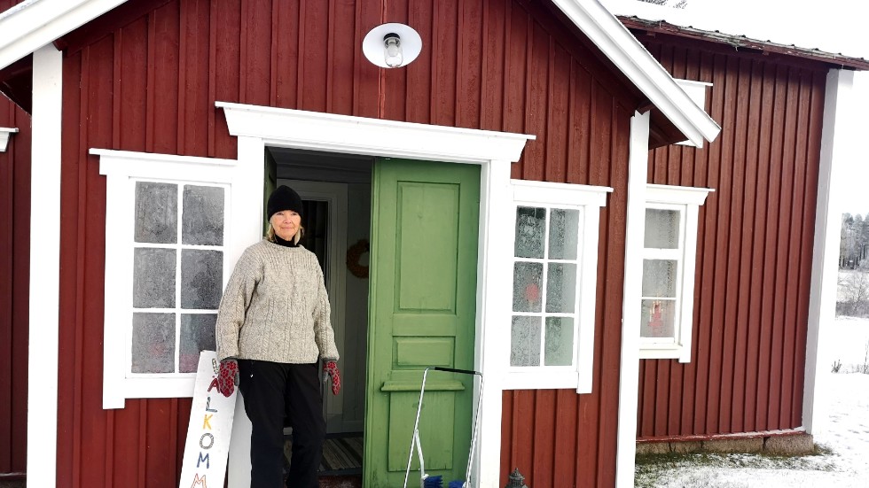 Eva Morin bjuder in till julloppis i den gamla bagarstugan på gården i Altersbruk. 