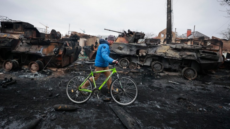 Utslagna ryska pansarfordon, och en ljusgrön cykel, illustrerar den ukrainska motståndsviljan.