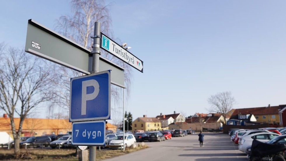 Åtta parkeringsplatser avgiftsbeläggs. De är Stenhamra (bilden), Skeppsbron, Garvaren, Järnvägsstationen, Fängelsetorget, Norra Hallströmsgatan, Gamla kyrkogården och Norra Strandvägen.
