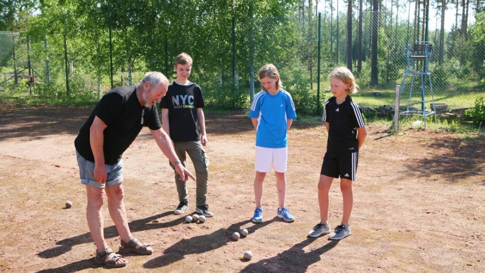 Bertil Andersson rån Storebro Sport Club instruerade i hur man spelar boule. Eleverna är från vänster Piotr Jablonski, Isak Knutsson och Linus Hemmingsson.
