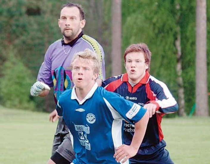 Det blev tätt och svängigt i fotbollsderbyt mellan Mörlunda och Virserum/Järnforsen.