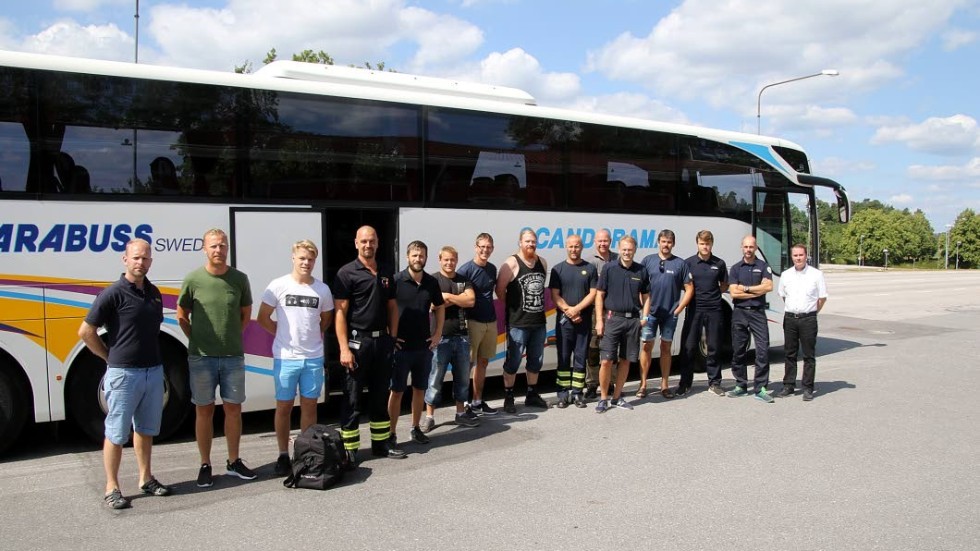 Brandmän från Kalmar län på väg med buss till Bräcke i Jämtland.