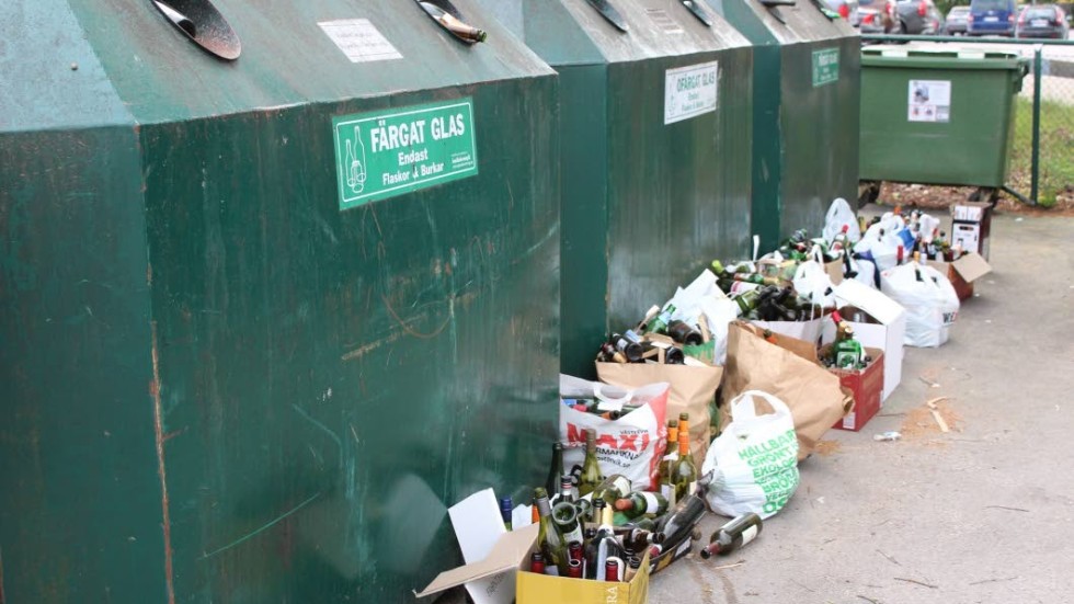 Överfulla återvinningsbehållare har irriterat Västerviksborna de senaste dagarna.