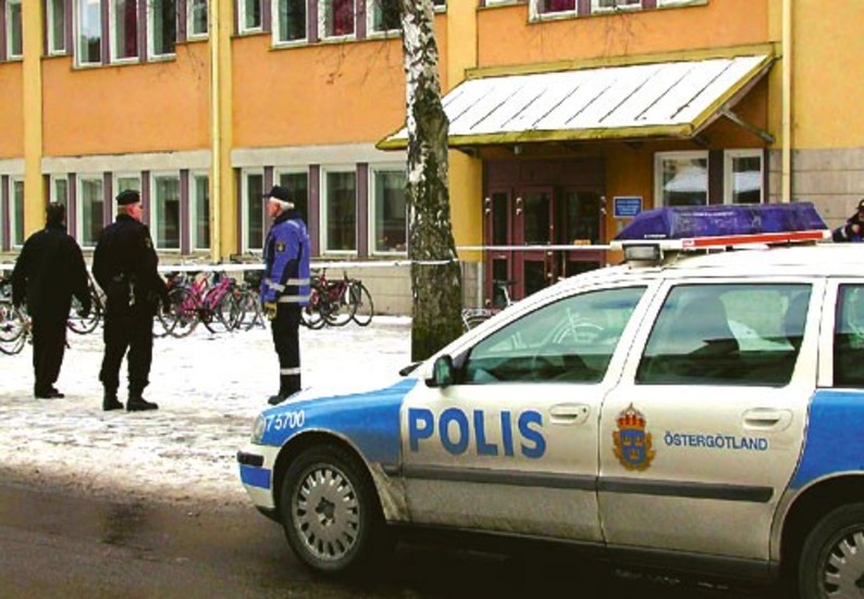 Ett stort antal poliser och tekniker undersökte område kring Birgittaskolan och den misstänkta ryggsäcken efter bombhotet. Foto: Cecilia Johansson