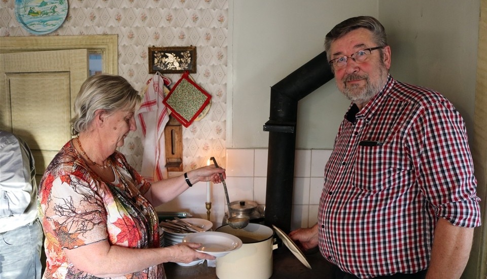 Else-Marie Svanström och Karl-Inge Gustafsson, ordförande i Hägestad-Kettilstad hembygdsförening höll i ärtsoppefest. Foto: Erica Månsson