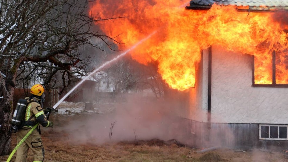 I mars 2017 brann det lilla huset på Källgatan ner till grunden. Men sedan dess har inget hänt på tomten. Nu Undrar grannarna varför inget görs.