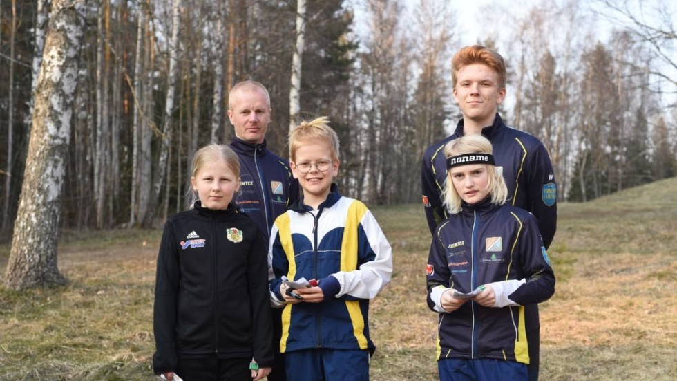 Fr.v: Agnes Erlandsson, Per Erlandsson, Olof Nilsson, Niklas Hillström och Gustaf Nilsson redo att ge sig ut på ett pass med karta och kompass.