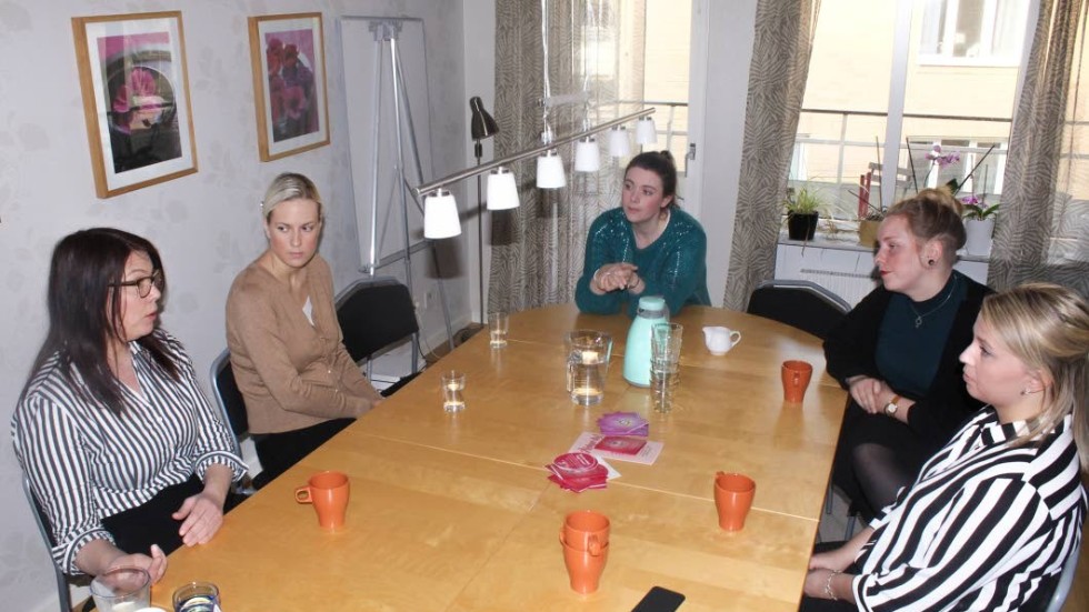 Katarina Strömfelt, Annika Kruzén (M), Elisabeth Algborn, Olivia Svensson och Dragana Pavlovic diskuterar Kvinnojouren Ellinors verksamhet.