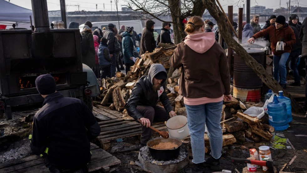 Miljoner ukrainare är på flykt västerut. Bilden är från järnvägsstationen i Lviv där volontärer delar ut mat. 