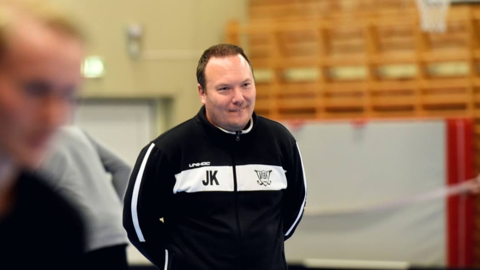 Tillbaka. Jonas Karlsson ska åter leda ett lag i Vimmerby IBK. Nu damlaget, där han skrivit på ett kontrakt över 1+1 år. 
