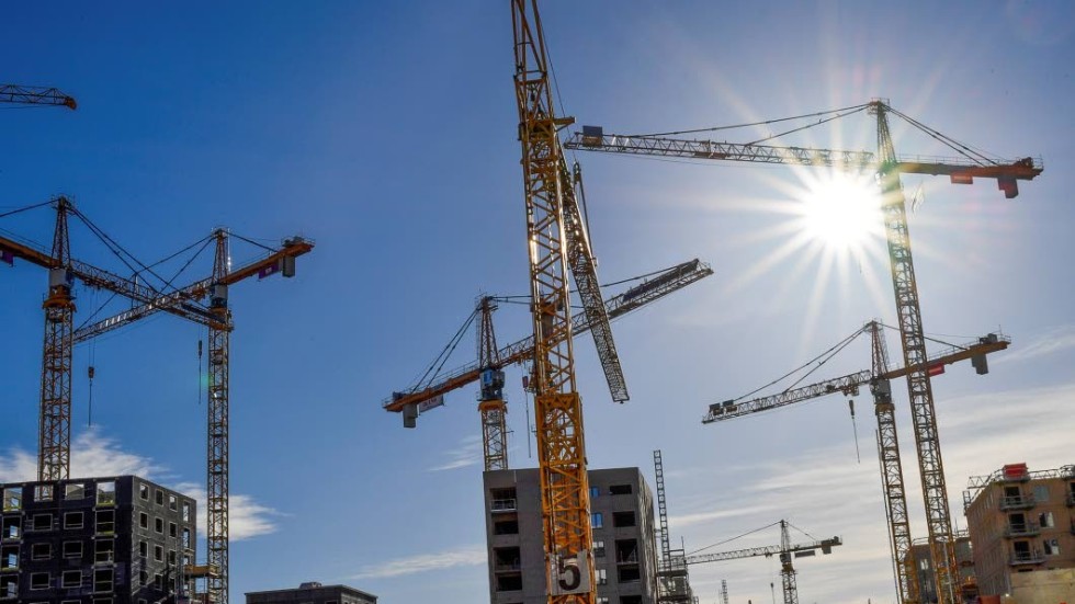 Trots bostadsbrist är byggandet på väg ner. 2018 påbörjades 34 procent färre bostäder i Östergötland jämfört med året före.