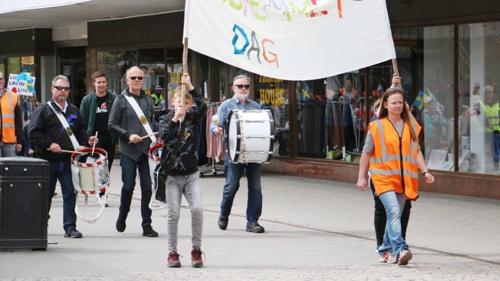 Elever från fritidshemmen i både Hultsfred, Målilla, Mörlunda och Järnforsen deltog i paraden som var en del i firandet av Fritidshemmens dag.