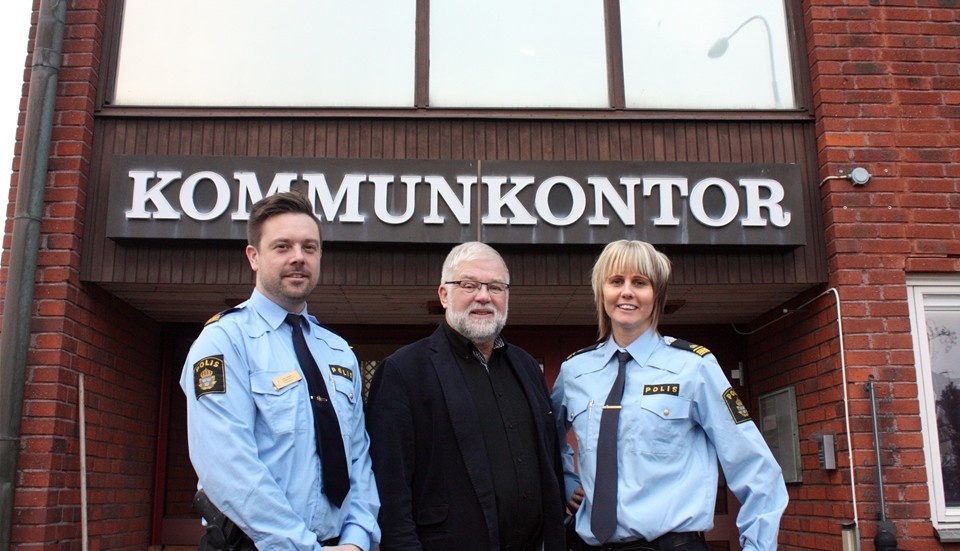 Kommunpolis Joel Gerdin, kommunstyrelsens ordförande Sven-Inge Karlsson (C) och Ann-Christine Rehnström, tillförordnad lokalpolisområdeschef. Foto: Lars-Göran Bexell