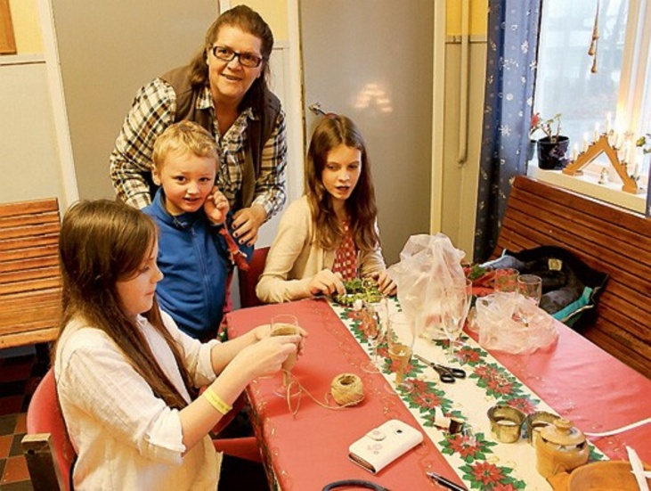 Tilde Jacobsson, Wilhelm Levin och Myrra Lundgren får hjälp med pysslandet av Monika fridh.