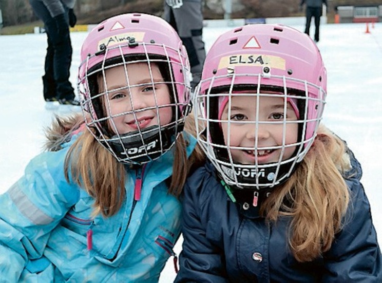 Alma Westerlund och Elsa Davidsson var två av barnen som deltog i Skridskokul.