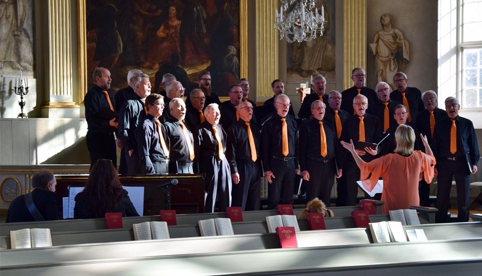 Tranås Manskör och Helene Rydberg Larsson som dirigent tillsammans med musikerna Charlotte och Björn Nordin bjöd på stämningsfull underhållning. Foto: Morgan Karlsson