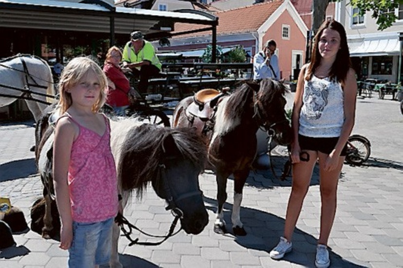 Ida Claesson och Miranda Höög hade hand om ponnyridningen med hästarna Ida och Lina.