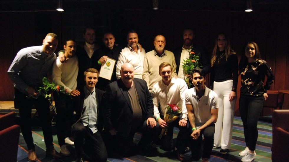 Några av kvällens pristagare när Hultsfreds fotbollsklubb delade ut utmärkelser för årets insatser.