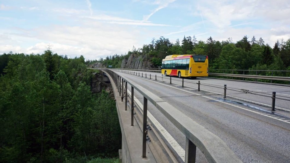 Den bergiga naturen söder om Västervik har gjort södra infarten till ett komplicerat projekt. Vänsterpartisten Mariann Gustafsson har föreslagit en folkomröstning.