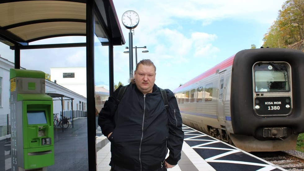Pärarvid Andersson är kritisk till att det tar sådan tid att få ordning på Överums tågstation.