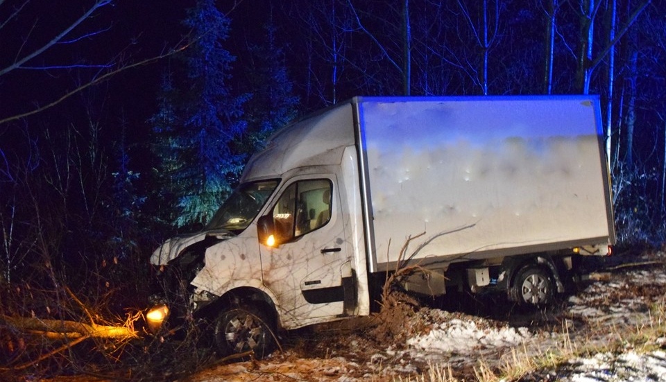 Den mindre lastbilen körde av bilen och ner för en mindre brant. Foto: Morgan Karlsson