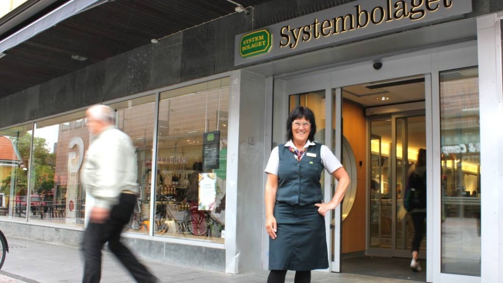 Full fart hela dagen. Men just efter öppning och innan stängning är det lite lugnare berättar Vivianne Johansson, butikschef Systembolaget på Gyllentorget.