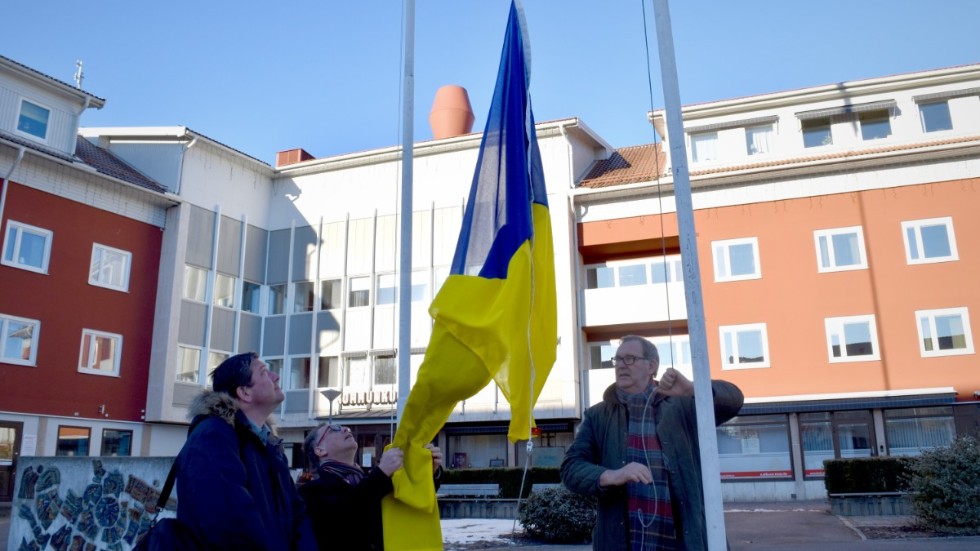 Kinda kommun hissade Ukrainas flagga. På bilden syns kommundirektören Sergei Sorokin, oppositionsrådet Conny Forsberg (S) samt kommunalrådet Christer Segerstéen (M).