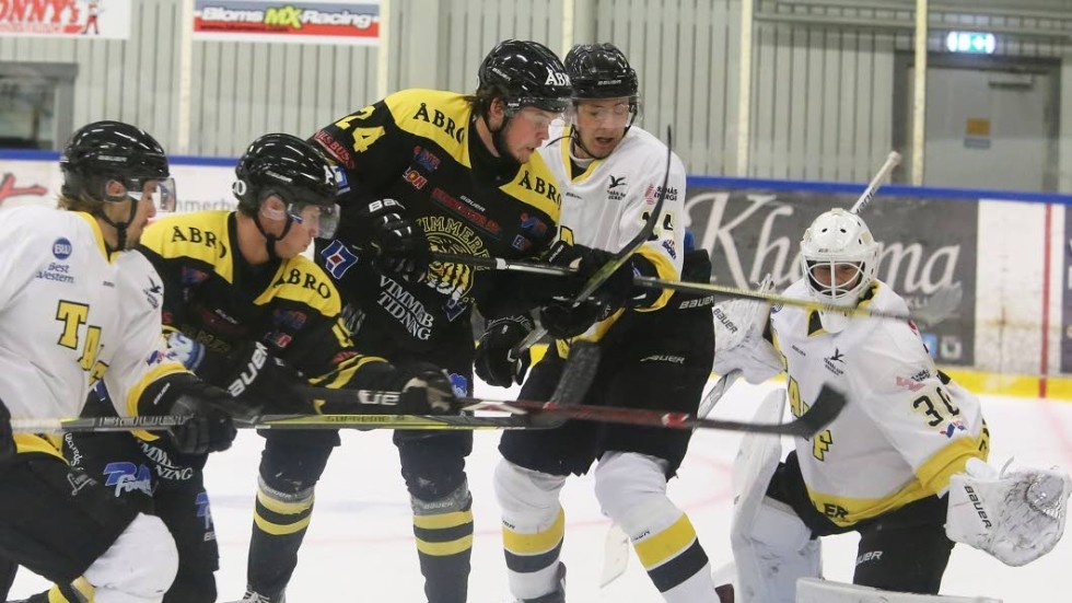 Måns Carlsson Vimmerby Hockey föll i bortamatchen mot Nybro.