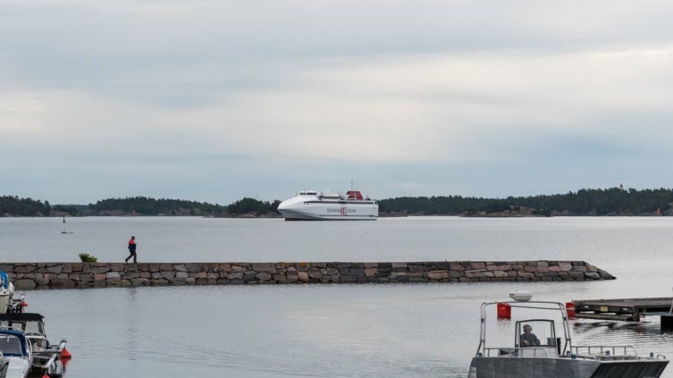 Skribenten har ytterligare frågor kring Västerviks hamn och menar bland annat att Gotlandstrafiken inte har med Västerviks hamnverksamhet att göra.