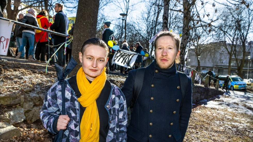 Alina Zubkovych och Ivan Sivakov deltog vid onsdagsmanifestationen vid ryska ambassaden i Stockholm. Alina är ordförande i den ickestatliga organsationen Nordic Ukraine Forum.