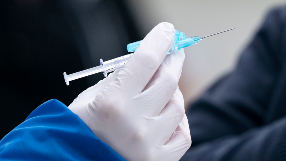 Företagshälsovården planerar för vaccination på fem företag i Vimmerby kommun. Men det kan bli av först när regionen ger klartecken för accination av priogrupp 4.