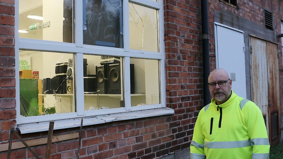 Åtta fönster krossade. Jonas Svensson, föreståndare på Stegen är bedrövad över förstörelsen som drabbat anläggningen.