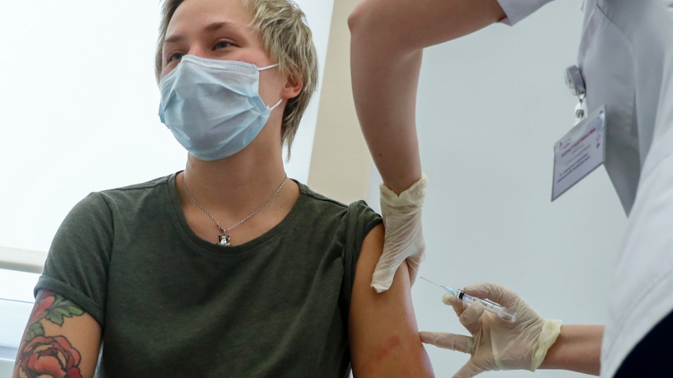 En kvinna blev en av de första att vaccineras med Sputnik V i Moskva under lördagsförmiddagen.