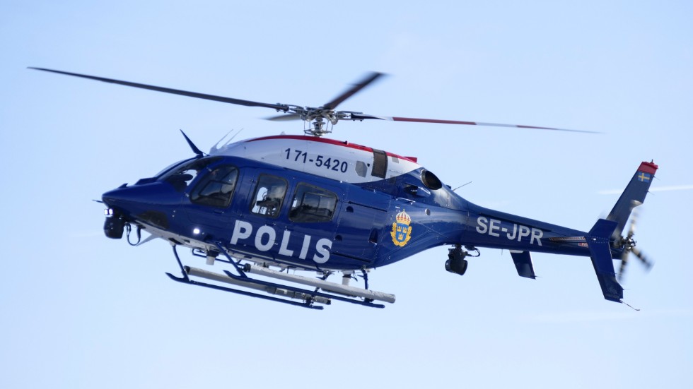 Polisen i Blekinge har bland annat satt in helikopter i sökandet efter den försvunne mannen. Nu har två personer anhållits som misstänkta för människorov. Arkivbild.