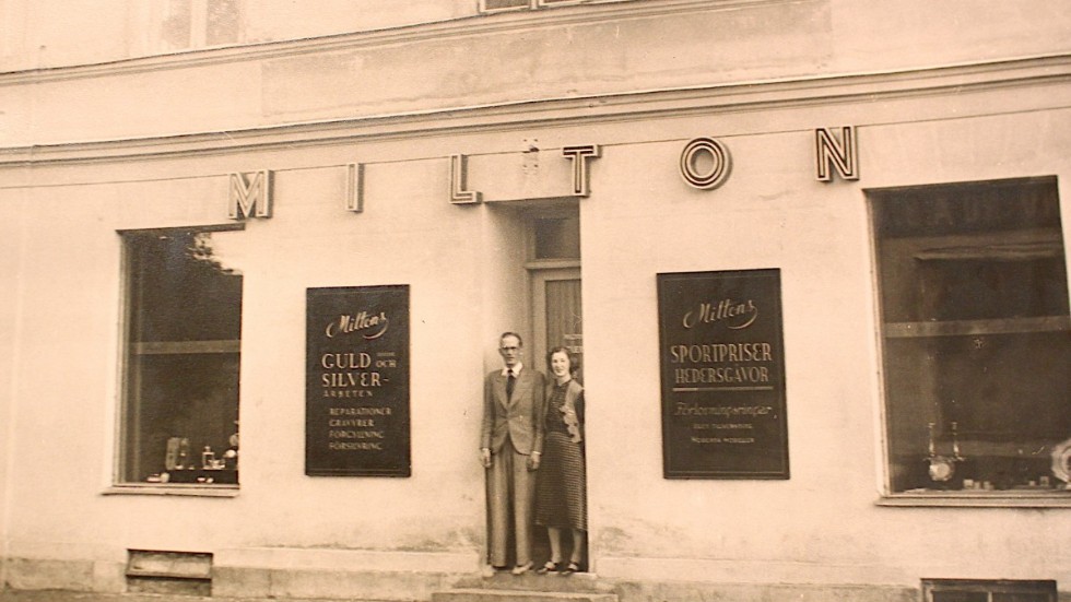 Beyron och Thyra Milton 1938 i den lokal guldsmedsbutiken först låg, idag är det frisersalong här. Alldeles intill ligger nuvarande Sandströms Modehus, dit Miltons senare flyttade. Nuvararande lokaler har butiken haft sedan 1974.