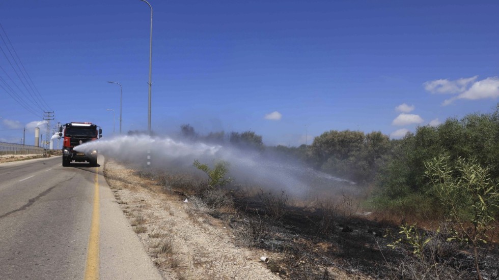 Ett fordon från den israeliska räddningstjänsten släcker en markbrand som orsakats av en attack från Gazaremsan på fredagen.