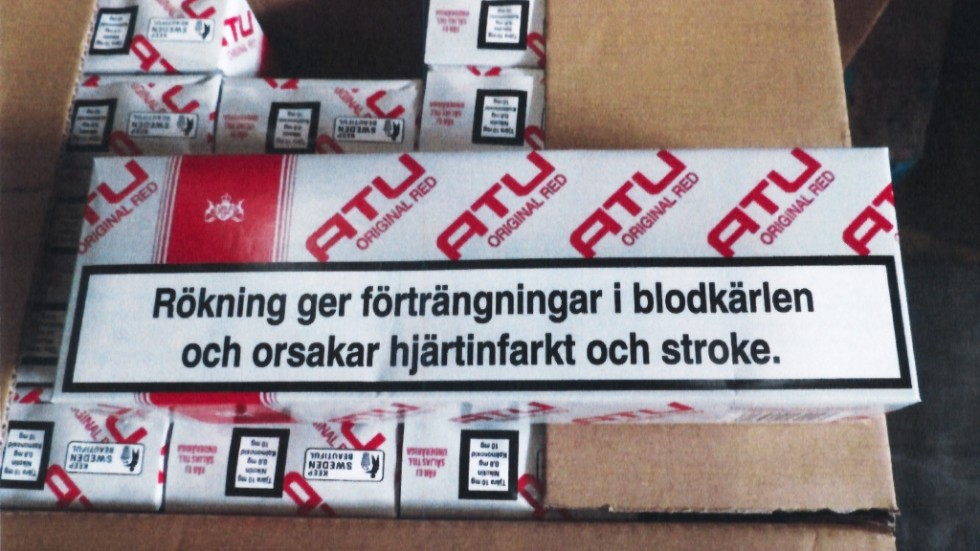 Hultsfredsbon stoppades i Karlskrona förra veckan. Då hade han bilen full med 800 kilo tobak. "Ett stort beslag" konstaterar åklagaren.