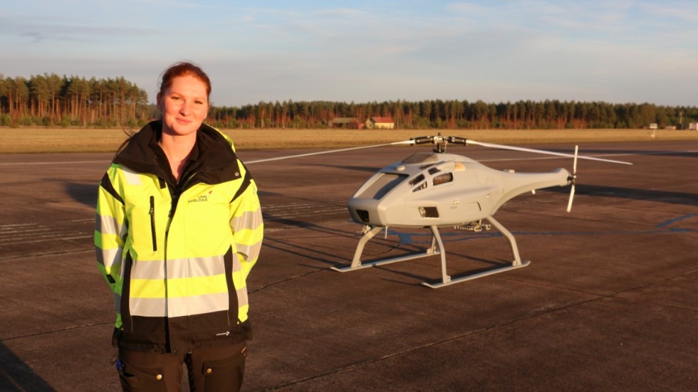 Sofia Brantfelt är pilot och flyger den obemannade helikoptern. Så gott som dagligen är det flygning som gäller och det är viktigt att ingen finns i riskområdet.