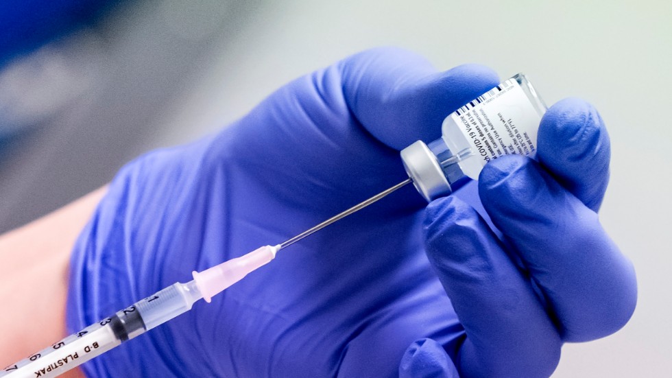 En spruta fylls med Covid-19 vaccin från Pfizer/Biontech vid en av landets många vaccinationscentraler. 
