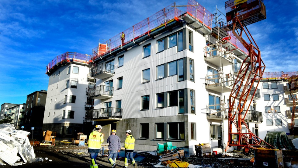 Många regler och föreskrifter omgärdar bostadsbyggandet. Det ökar kostnaderna och minskar byggtakten.