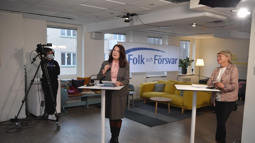 Ann Linde och programledaren Eva Hamilton under Folk och Försvars upptakt på måndagsförmiddagen i Stockholm. 