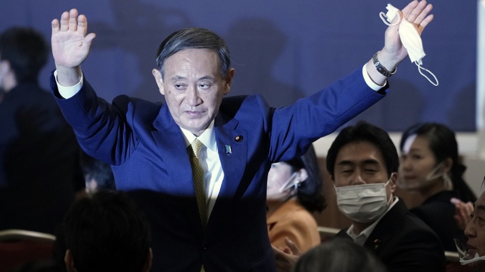 Yoshihide Suga tar över premiärministerposten och rampljuset efter Shinzo Abe.