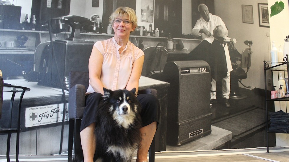 Helena Christiansen är redo för nästa steg, efter 25 år som frisör i Hultsfred, varav 17 som egen företagare. Nu blir hon Ölänning på heltid och säger tack och hej från sig och "frisörhunden" Bjuthy. 