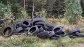 Däck har dumpats i Hugelstaskogen