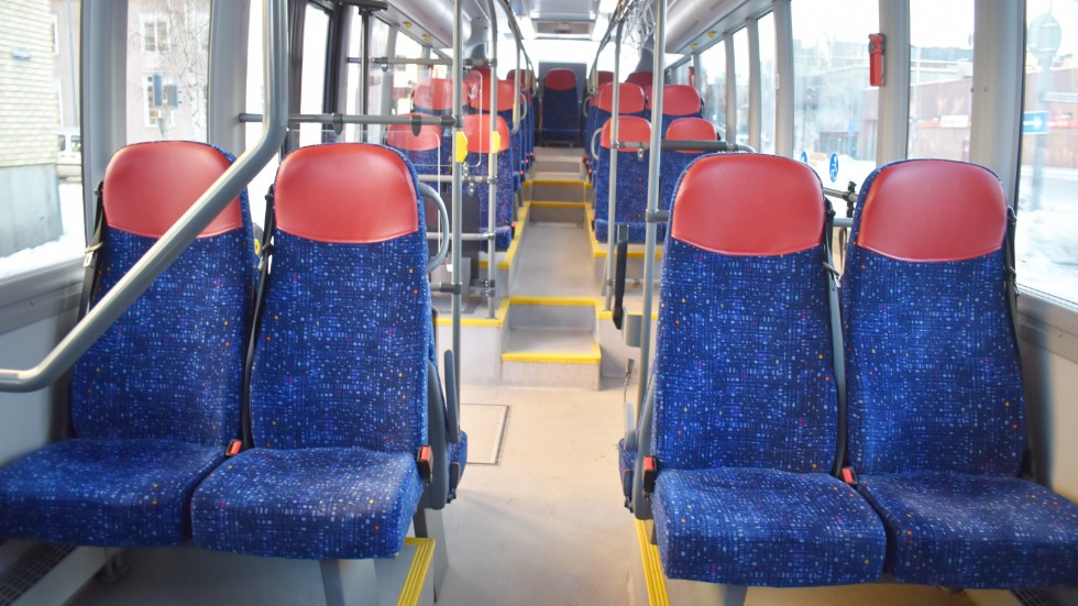 För att råda bot på alla tomma bussar kunde man slopa avgiften för bussresor, menar skribenten. 