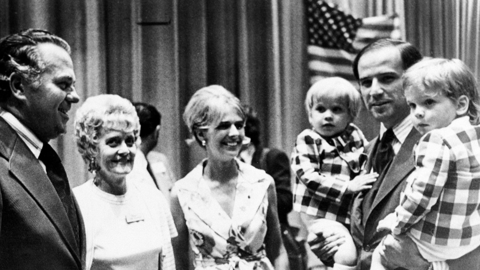 Joe Biden med sönerna Joseph "Beau" Biden (till vänster) och Hunter Biden (till höger). Till vänster om dem framlidna hustrun Neilia Biden, som omkom i en bilolycka 1972.